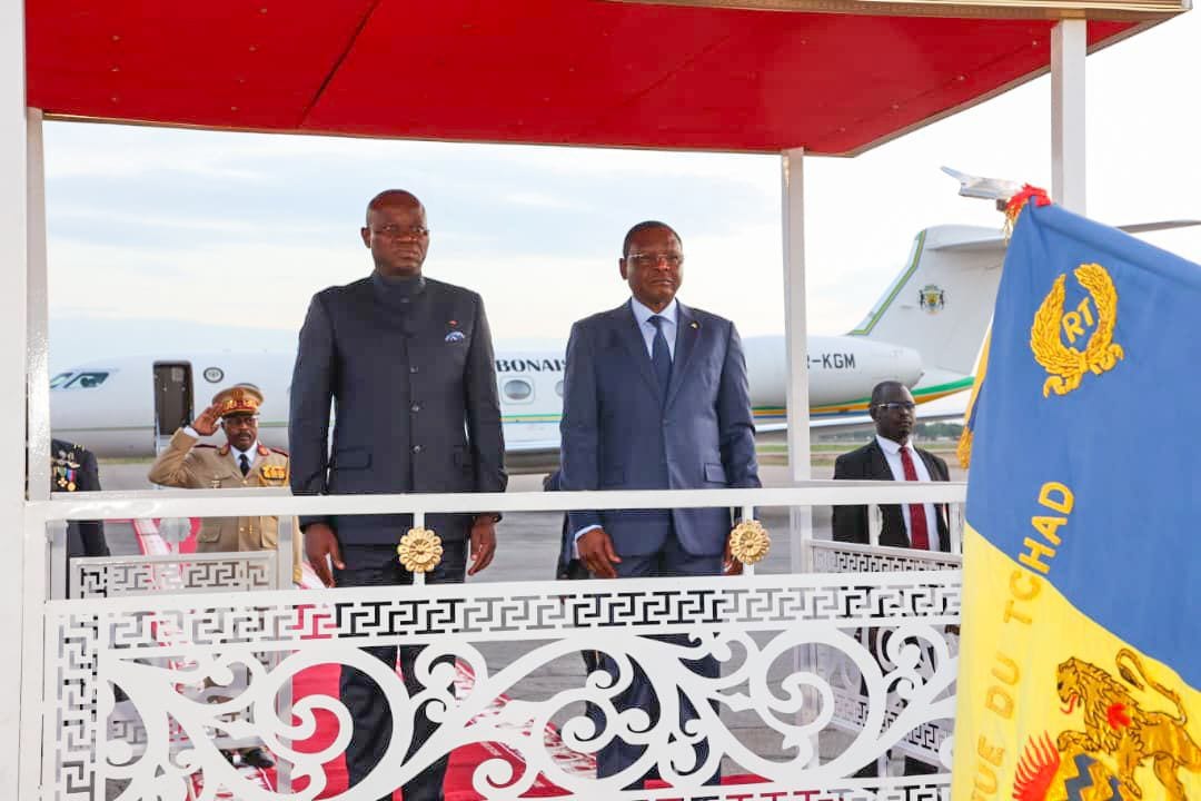 Le président gabonais descend d'avion à N'Djamena, accueilli par une délégation officielle