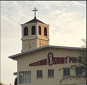 Intérieur sobre d'une chapelle catholique au Gabon