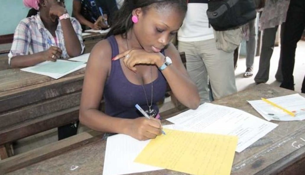 Élèves candidats entrant dans un centre d'examen scolaire au Gabon