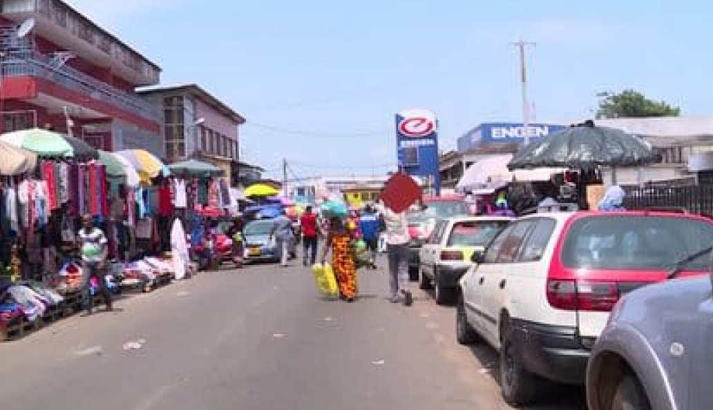 Rue de Libreville avec des étals de commerce installés sur le trottoir