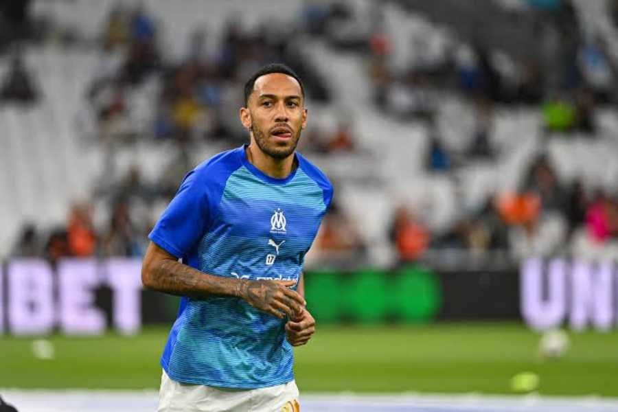 Un gardien de but s'apprête à capter le ballon lors d'une séance d'entraînement
