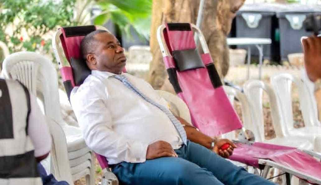 Agents municipaux attendant pour donner leur sang à l'Hôtel de Ville de Libreville