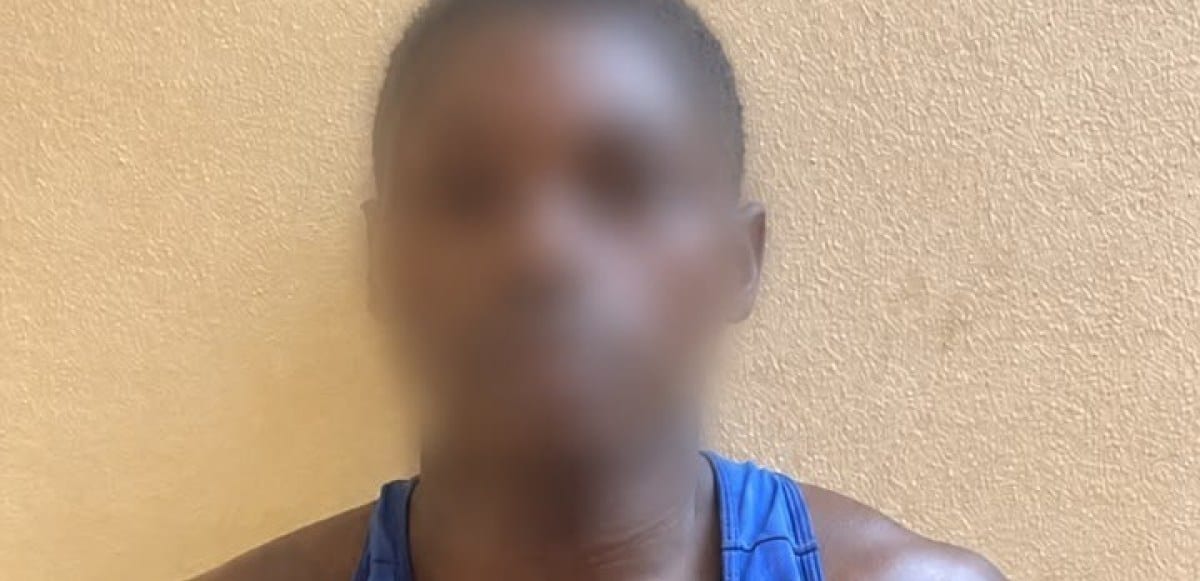 Rue résidentielle d'un quartier de Franceville avec un véhicule de police à l'arrêt