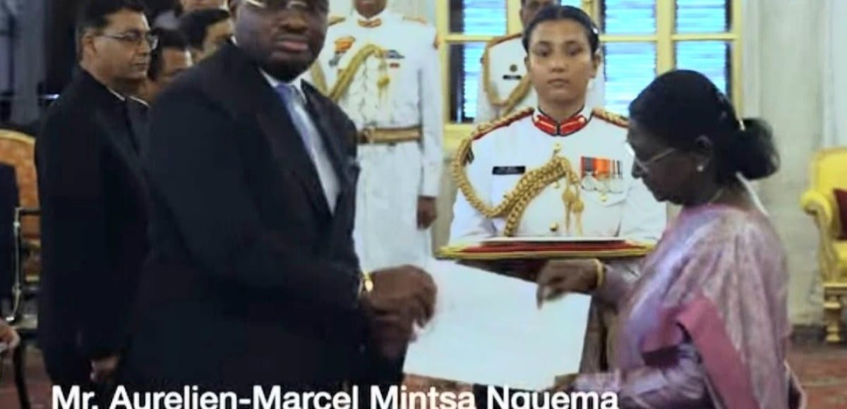Drapeaux du Gabon et de l'Inde côte à côte lors d'une cérémonie diplomatique