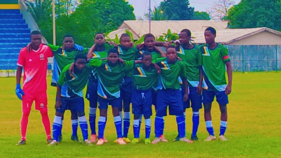 Jeunes joueurs de football célébrant une victoire sur un terrain