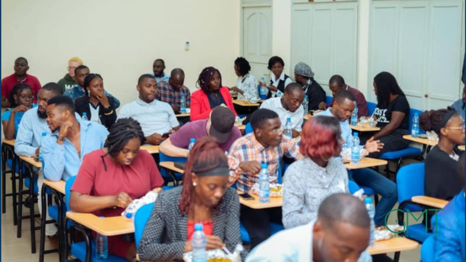 Groupe de jeunes gabonais patientant lors d'un forum de recrutement