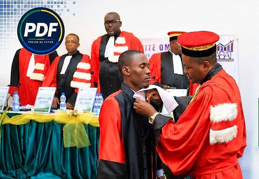 Vue d'un amphithéâtre universitaire à Libreville pendant une soutenance de thèse.