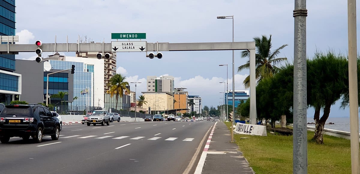 Salle de réunion institutionnelle évoquant le processus de décision gouvernementale au Gabon