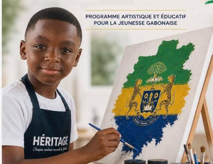Enfants regardant le drapeau du Gabon dans une salle de classe