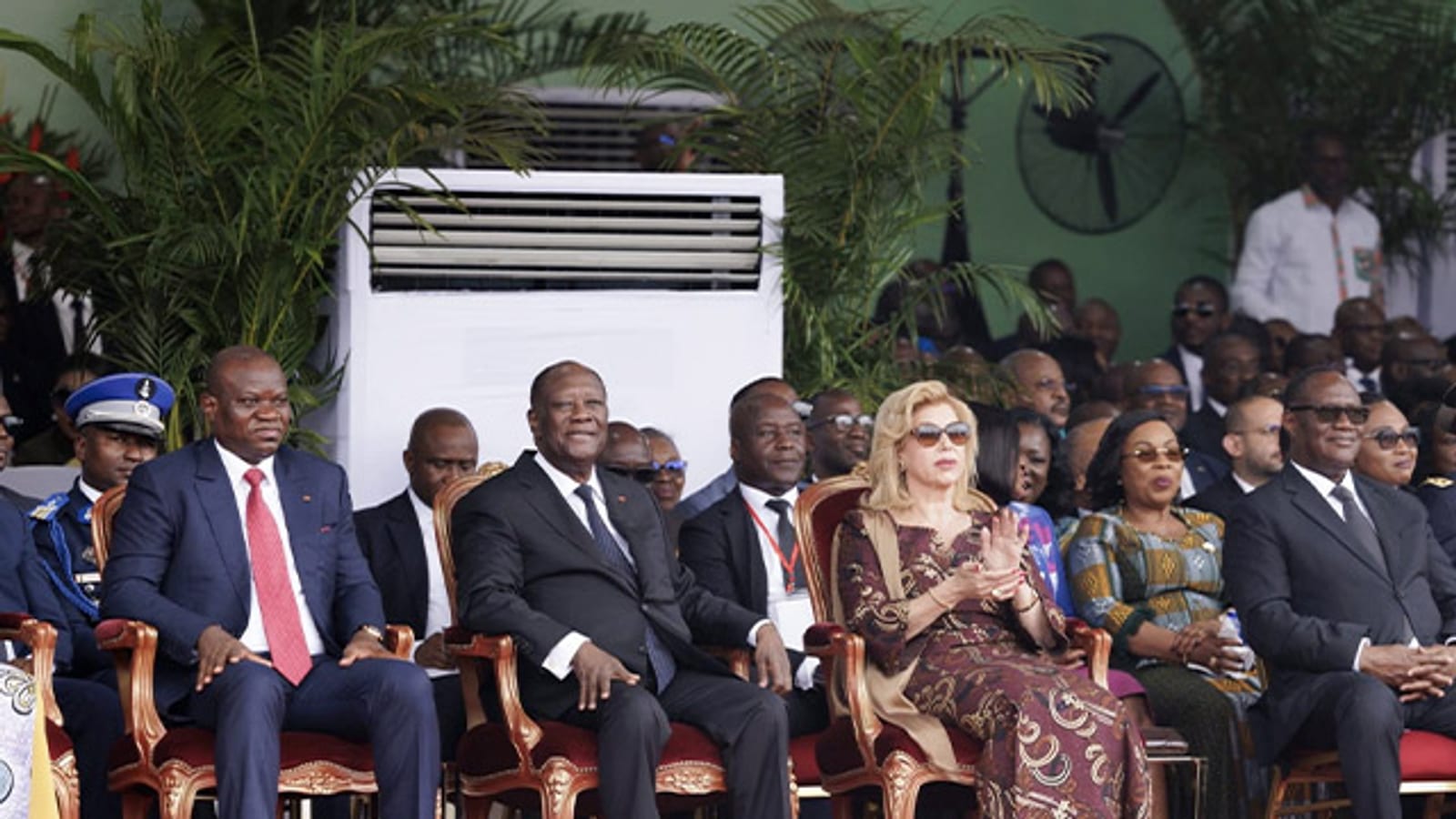Défilé de fête nationale dans une avenue africaine avec drapeaux