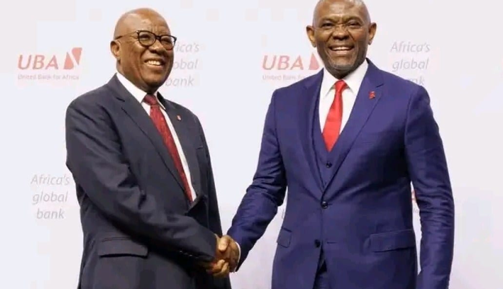 Devanture d'une agence bancaire UBA avec son logo rouge et le nom de la banque