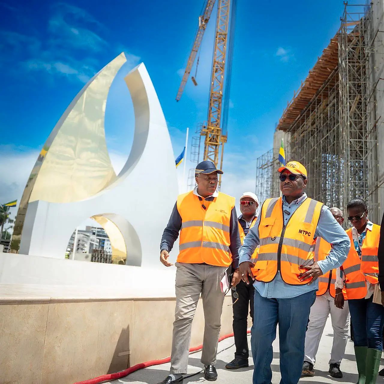 Chantier inachevé d'un monument à Libreville, avec échafaudages visibles