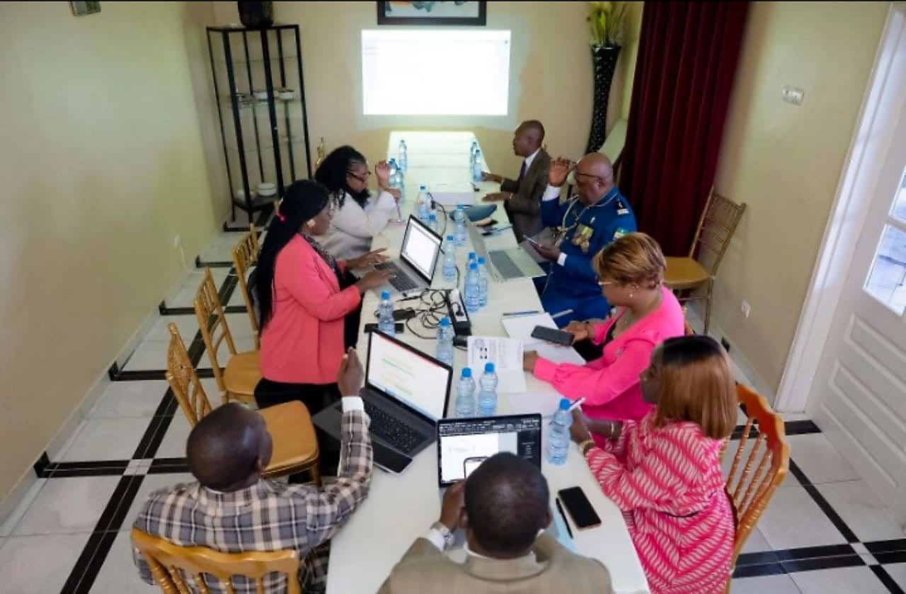 Salle de serveurs éclairée, symbole de la transformation numérique de l'administration gabonaise.