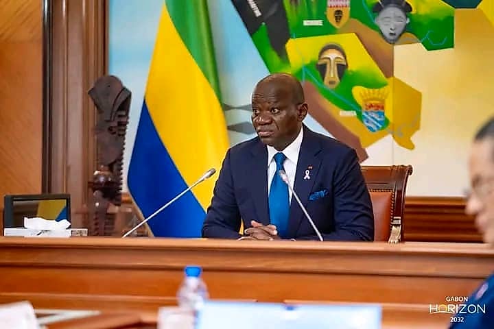 Salle du Conseil des ministres à Libreville avec le drapeau gabonais