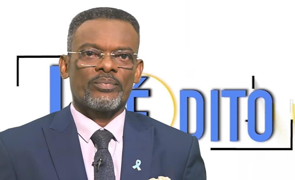Institution officielle du Gabon avec drapeau national flottant au premier plan