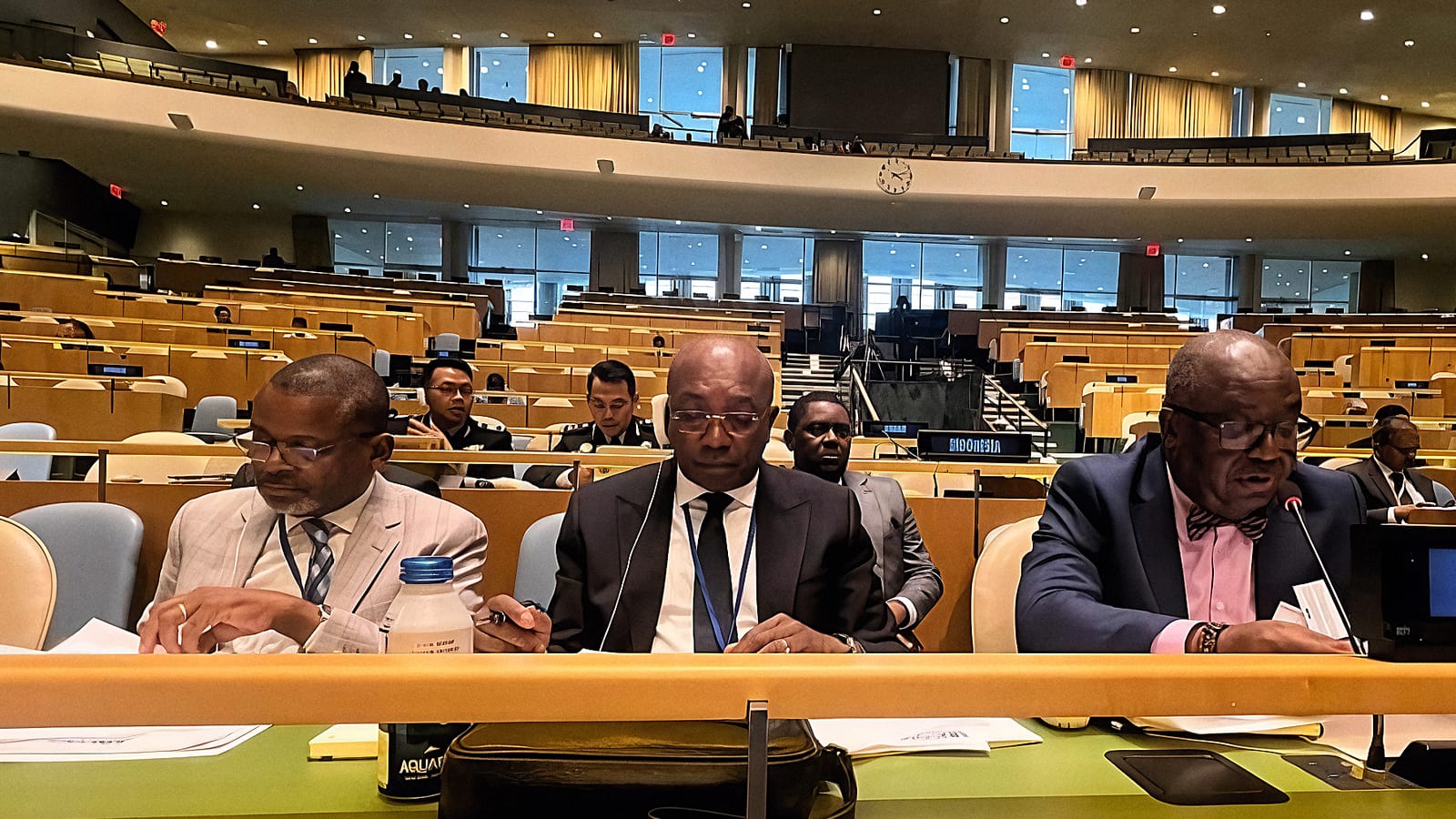 Drapeau du Gabon devant un bâtiment institutionnel, illustrant l'engagement diplomatique du pays