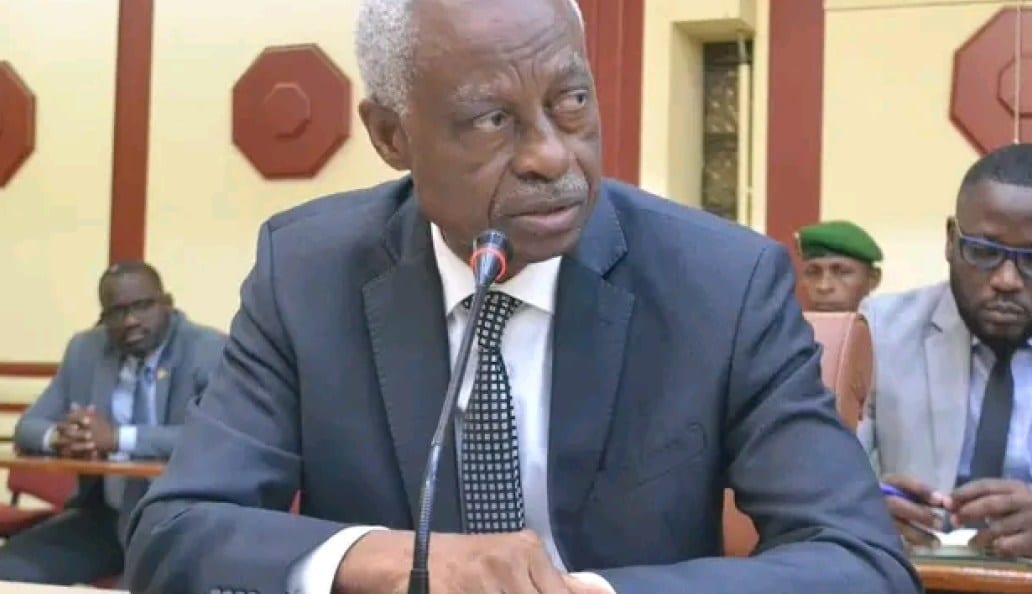 Trottoir de Libreville encombré par des étals de vente informelle