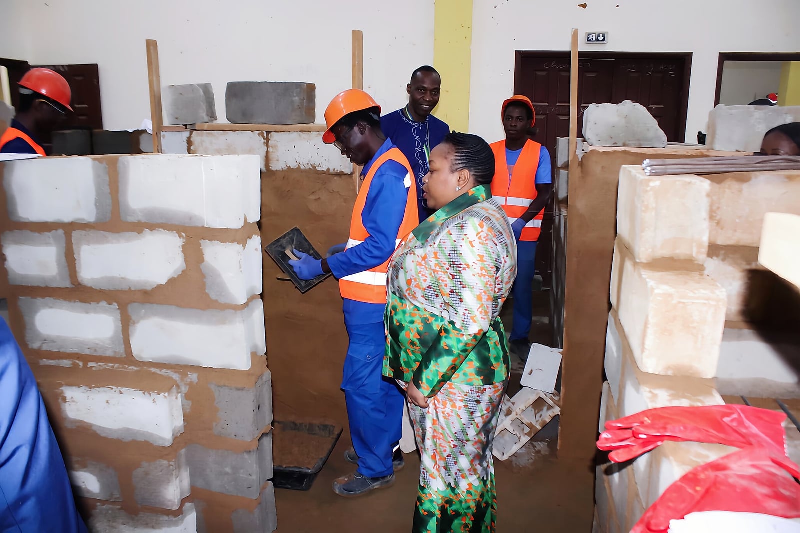 Ministre en visite dans un centre d'examen scolaire au Gabon