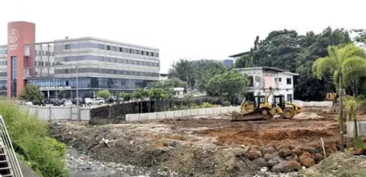 Bulldozer démolissant une habitation lors d'une opération de déguerpissement au Gabon