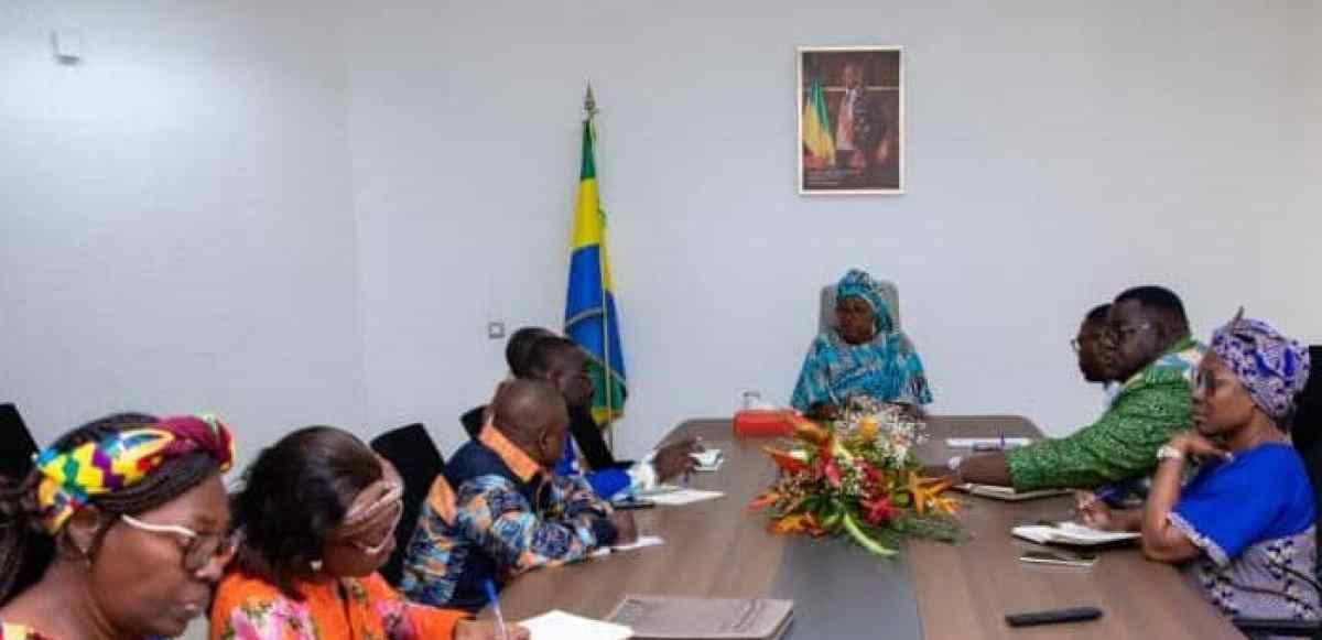 Bâtiment administratif gabonais évoquant les services de la fonction publique