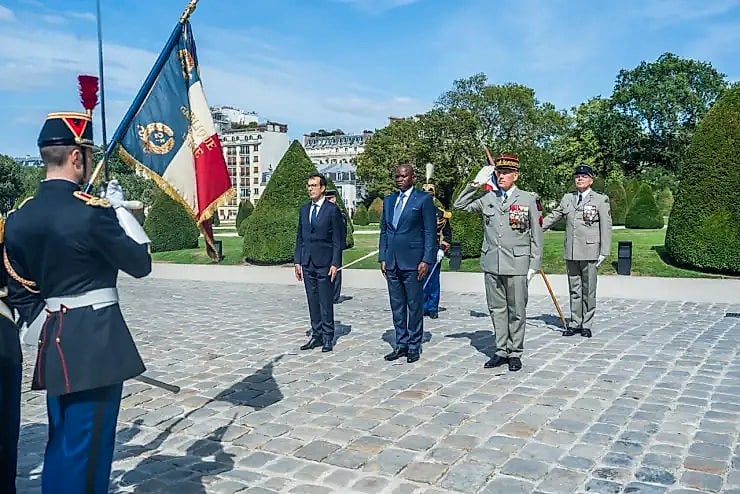 Le président gabonais Brice Clotaire Oligui Nguema et son épouse visitant le château de Versailles en France