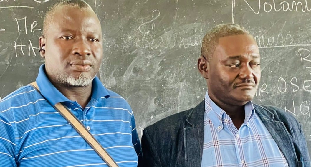 Des taxis garés dans une rue de Mouila au Gabon