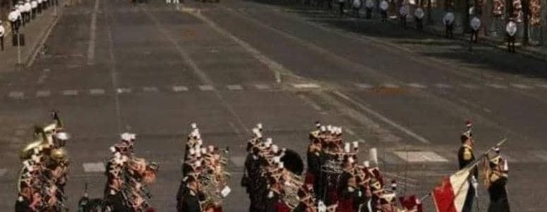 Troupes militaires défilant sur l'avenue des Champs-Élysées à Paris