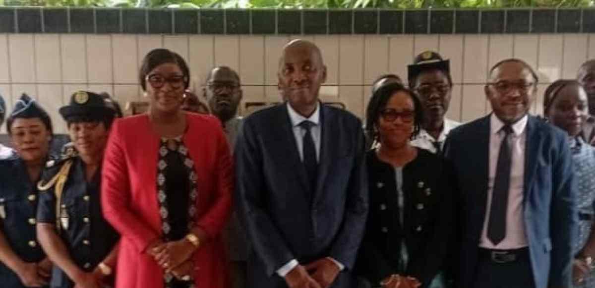 Réunion officielle dans une salle de conférence à Libreville pour la validation d'un registre judiciaire.