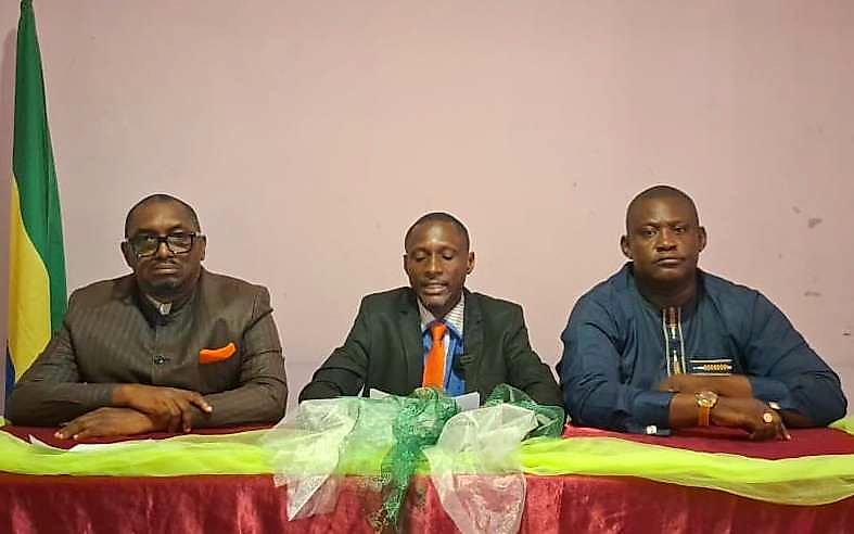 Salle de réunion institutionnelle au Gabon, sièges et micros, sur fond de réforme des partis politiques