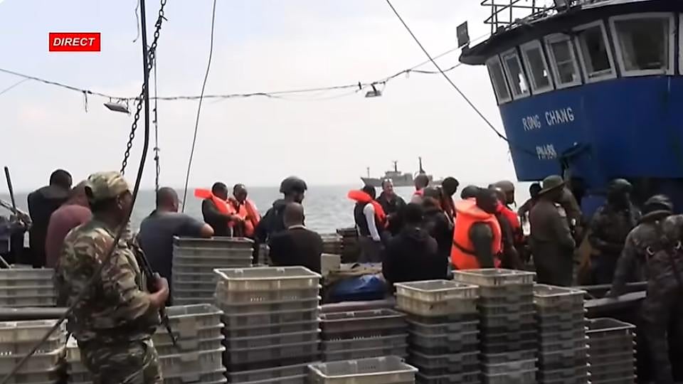 Chalutier de pêche industrielle amarré près des côtes gabonaises sous surveillance des autorités maritimes
