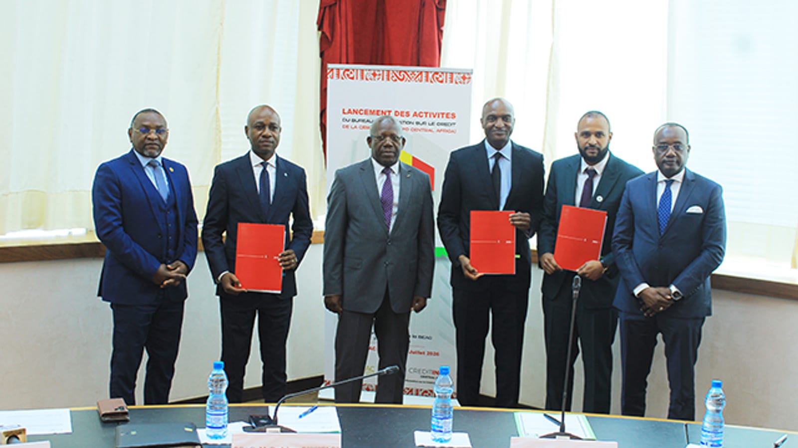 Signature de contrats lors du lancement de Creditinfo Central Africa à Libreville