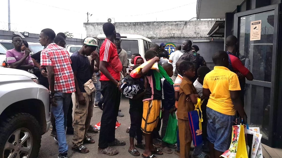 Marché animé à Libreville avec étals et passants