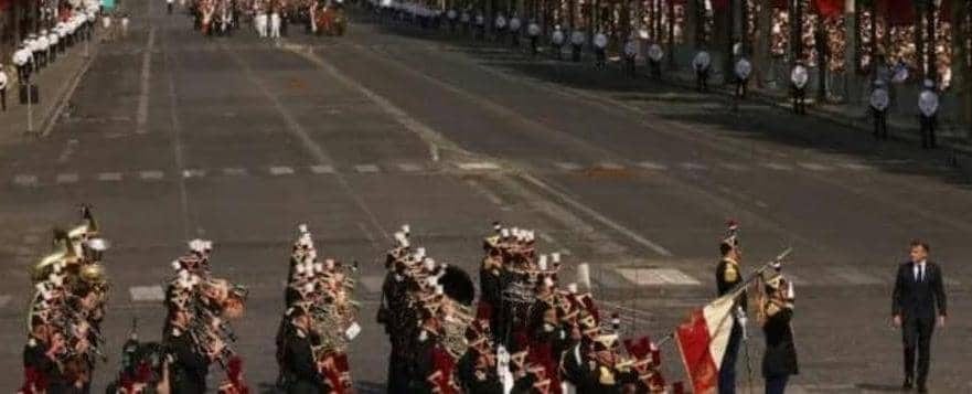 Défilé militaire français sur l'avenue des Champs-Élysées avec survol aérien