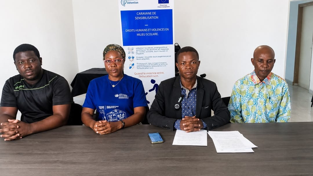 Smartphone avec une icône de réseau social inaccessible, rue de Libreville en arrière-plan