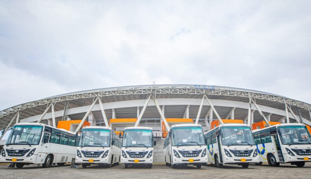 Bus neuf de transport public stationné à un arrêt à Libreville