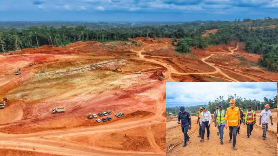 Chantier d'un centre de traitement des déchets avec engins de construction