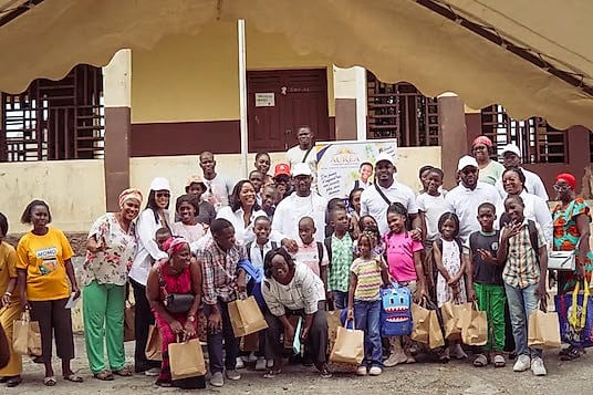 Élèves de CM2 dans une cour d'école à Libreville lors de la rentrée.