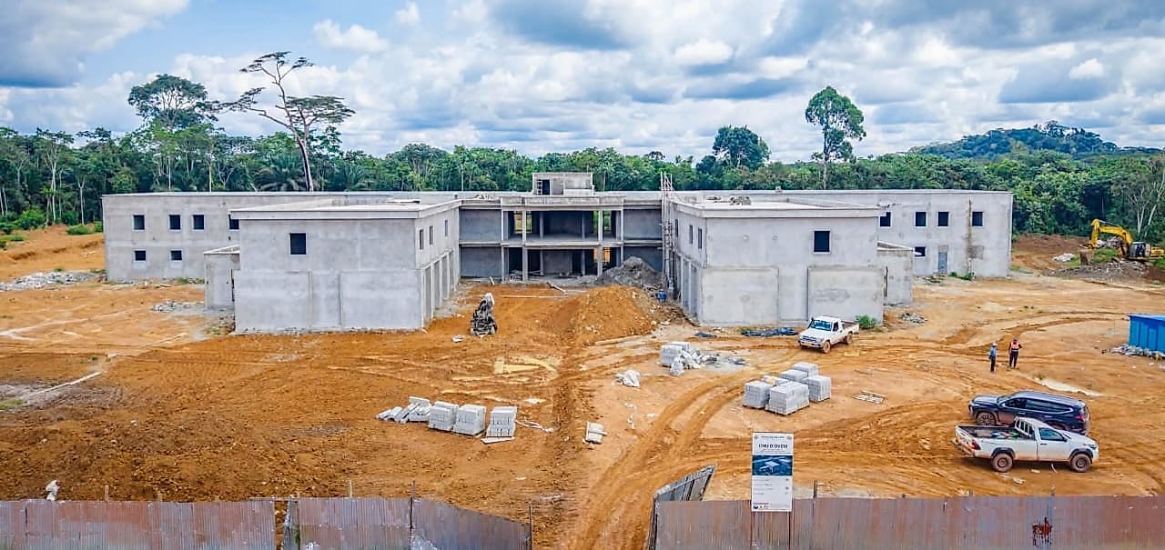 Chantier du Centre hospitalier universitaire d'Oyem en cours de construction.