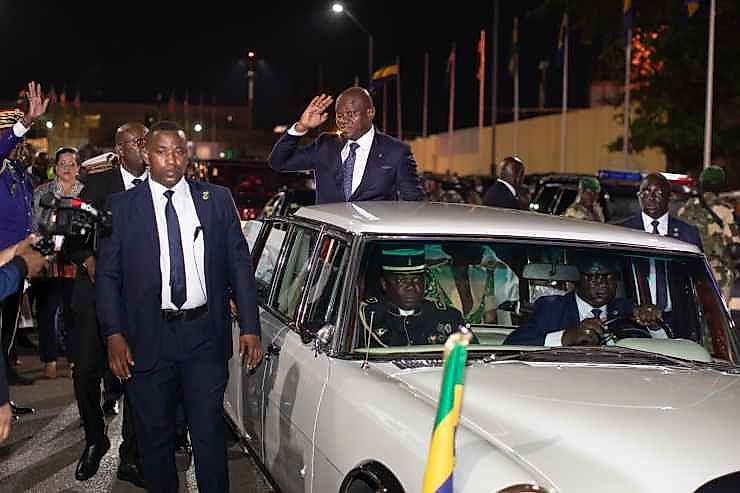 Le président gabonais descend d'avion à son retour de France