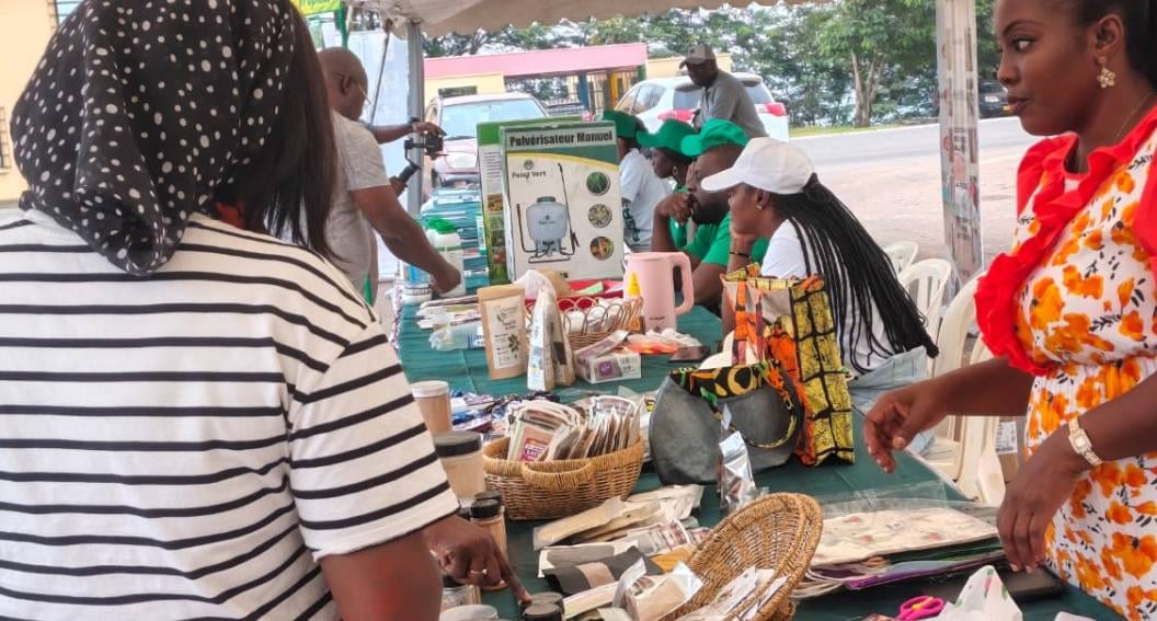 Stands de produits agricoles lors d'un salon en plein air au Gabon