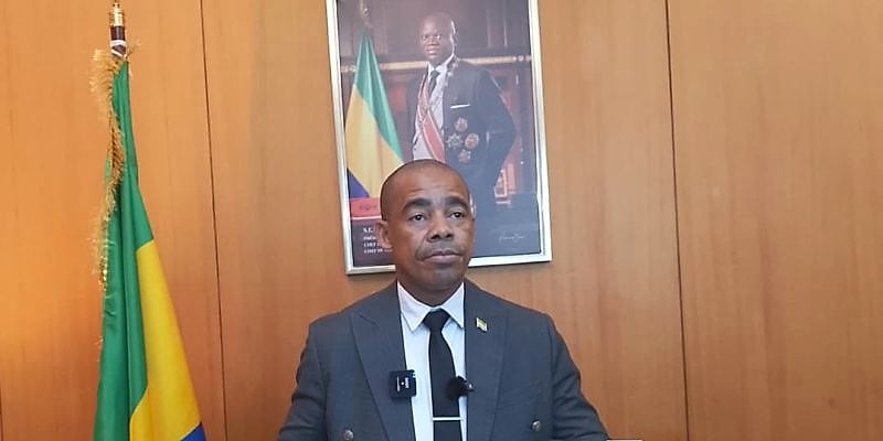 Bureau de poste au Gabon, façade et guichet d'accueil des usagers.