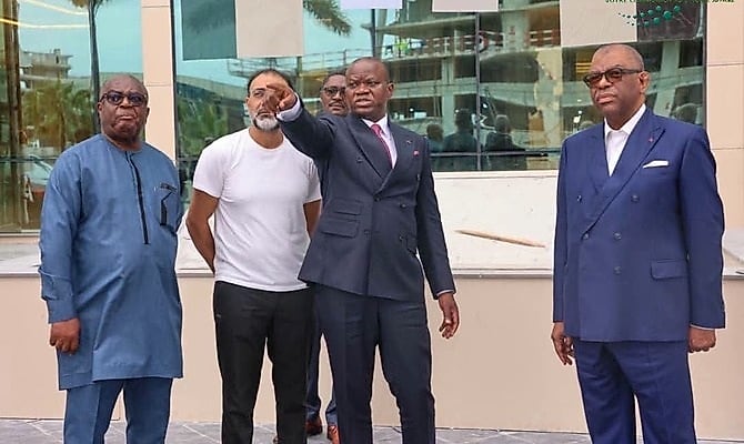 Le président gabonais inspecte un chantier de bâtiment public à Libreville en compagnie de responsables techniques