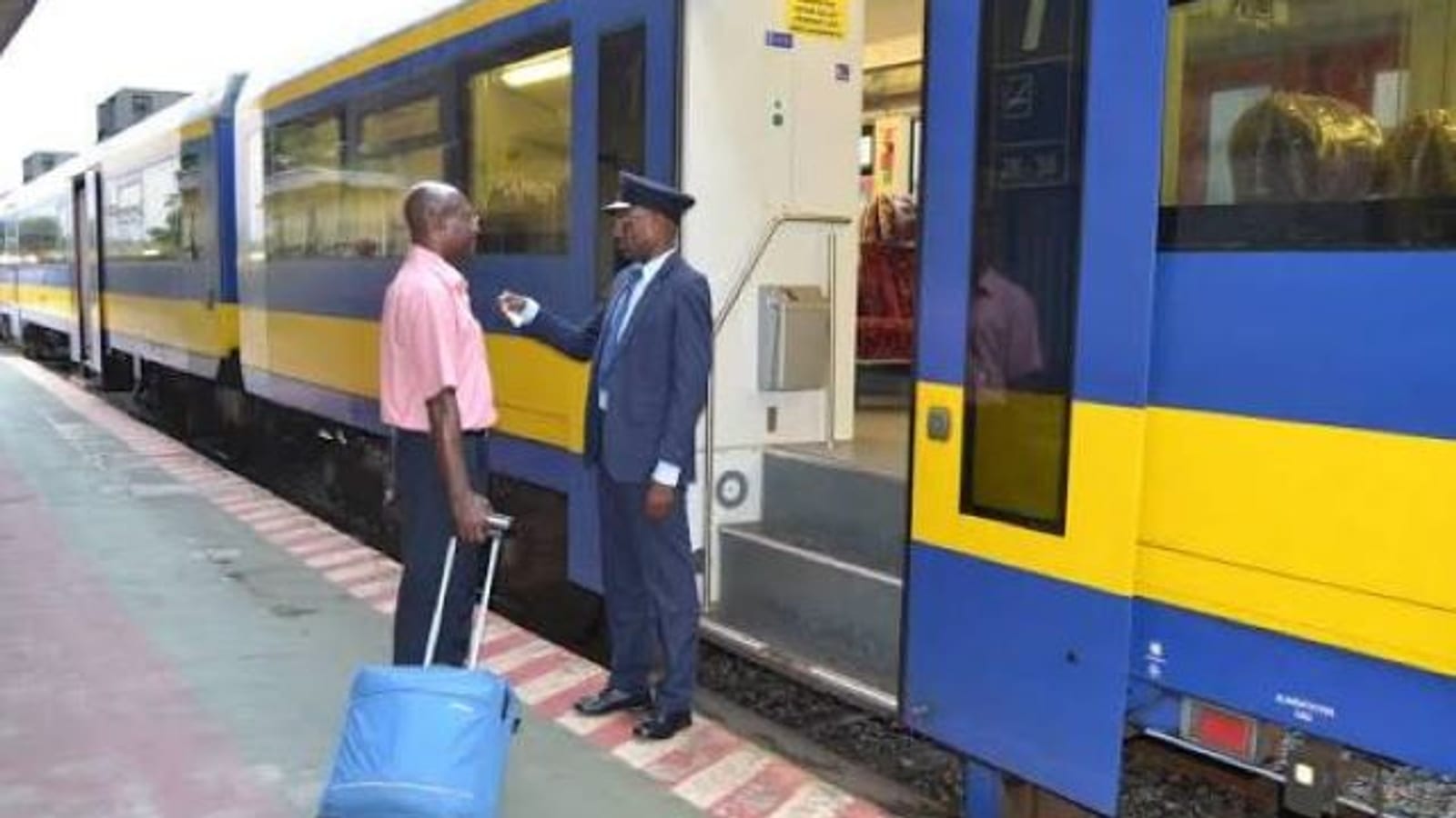 Train de voyageurs du Transgabonais stationné en gare