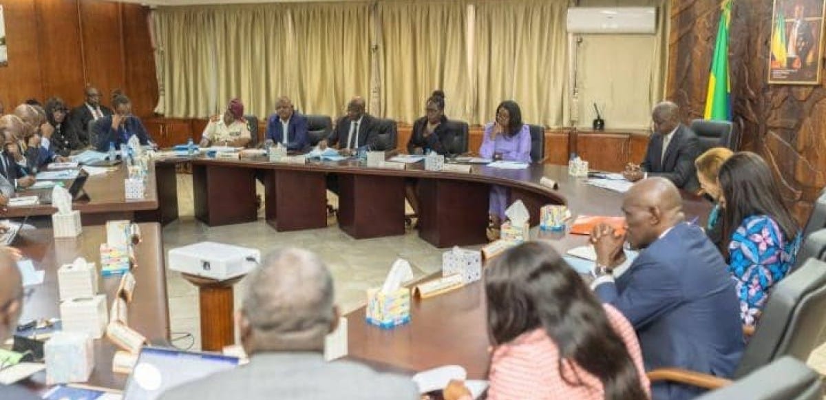 Guichet d'un centre d'assurance maladie au Gabon avec des usagers
