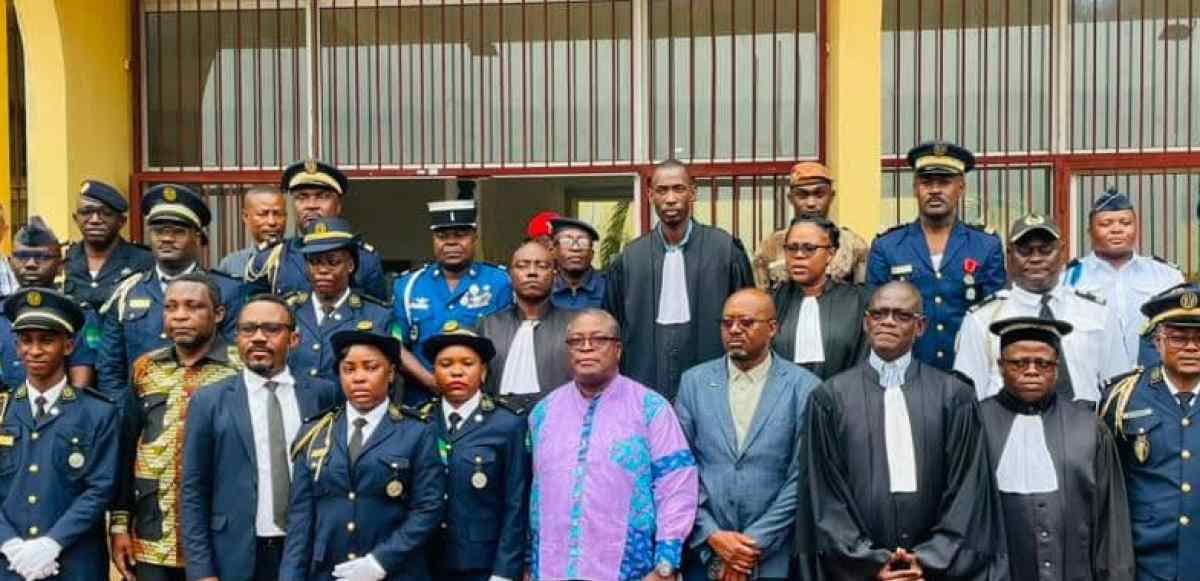 Salle d'audience d'un palais de justice gabonais avec magistrats et officiers lors d'une cérémonie de prestation de serment.