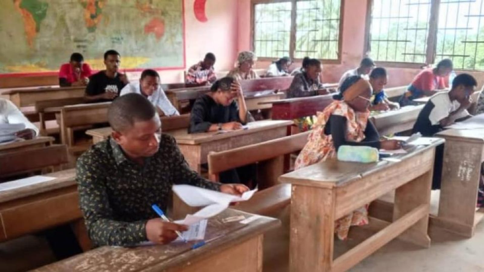 Candidats au baccalauréat gabonais composant dans une salle d'examen