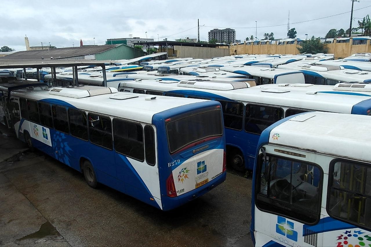 Bus de transport urbain circulant à Libreville