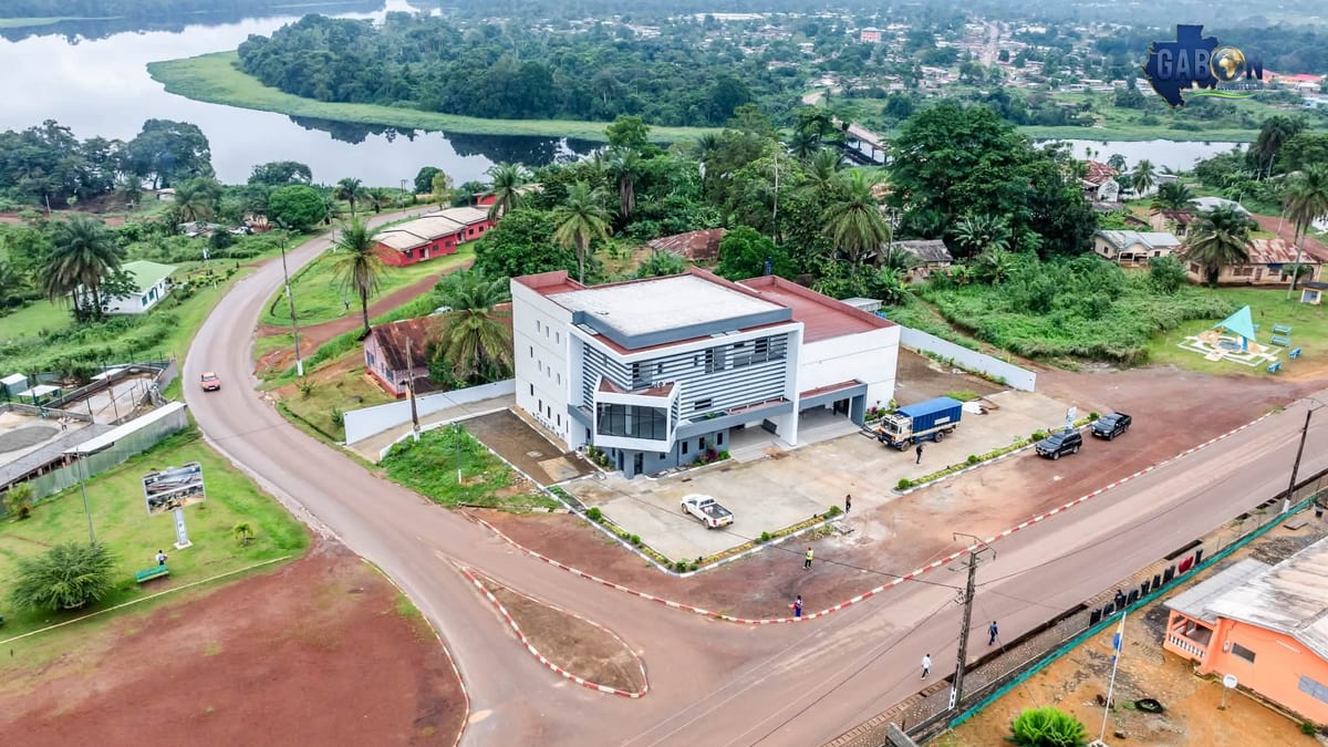 Bâtiment commercial neuf à Makokou, capitale de l'Ogooué-Ivindo, entouré de végétation.