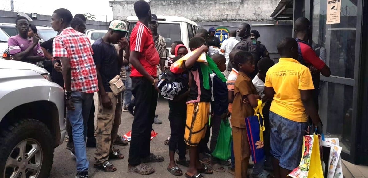 Marché animé de Libreville avec étals et passants