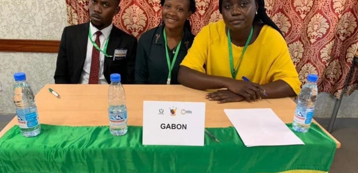 Étudiants participant à un concours de plaidoirie dans un amphithéâtre